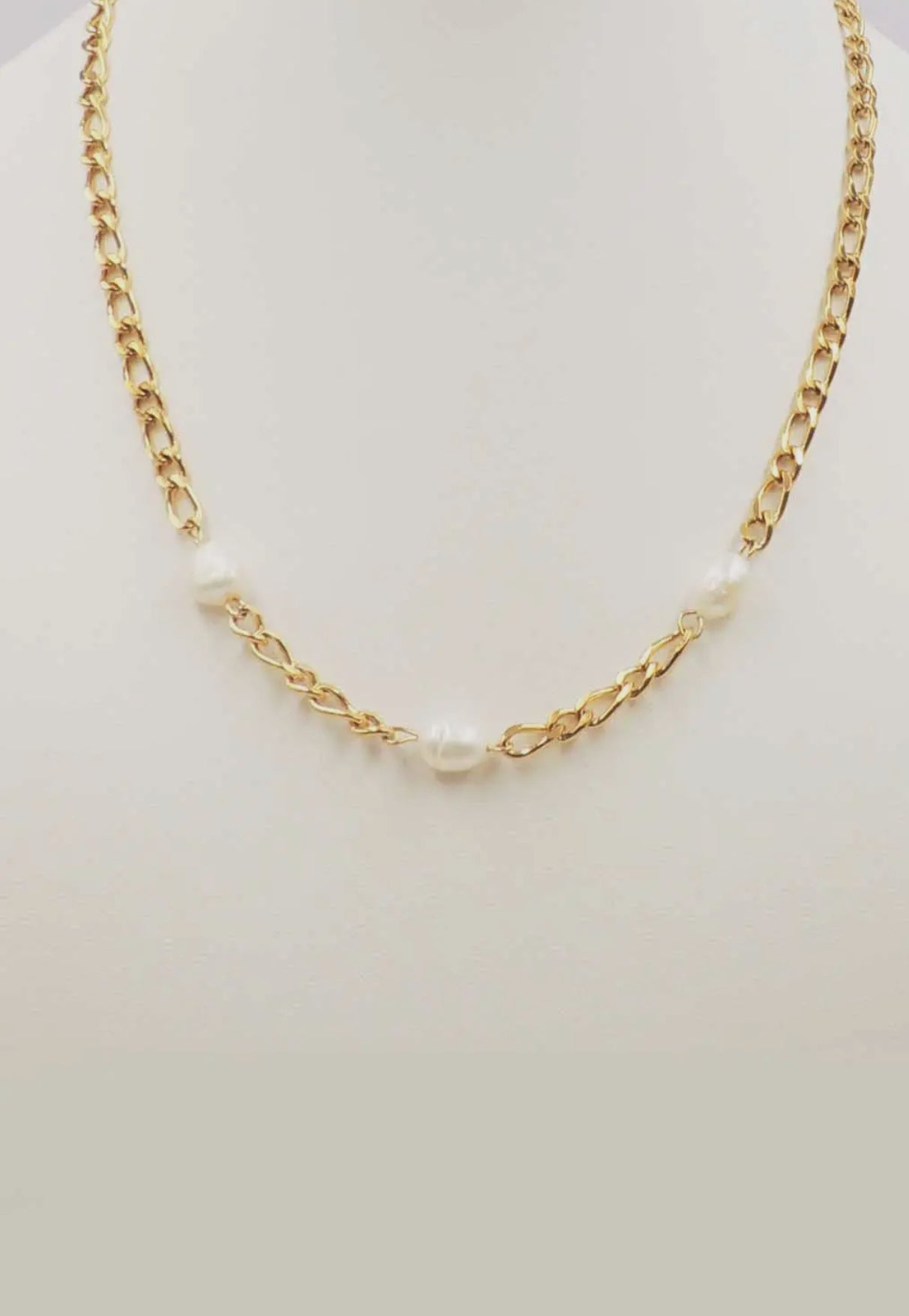 Long gold boutique outlet necklaces